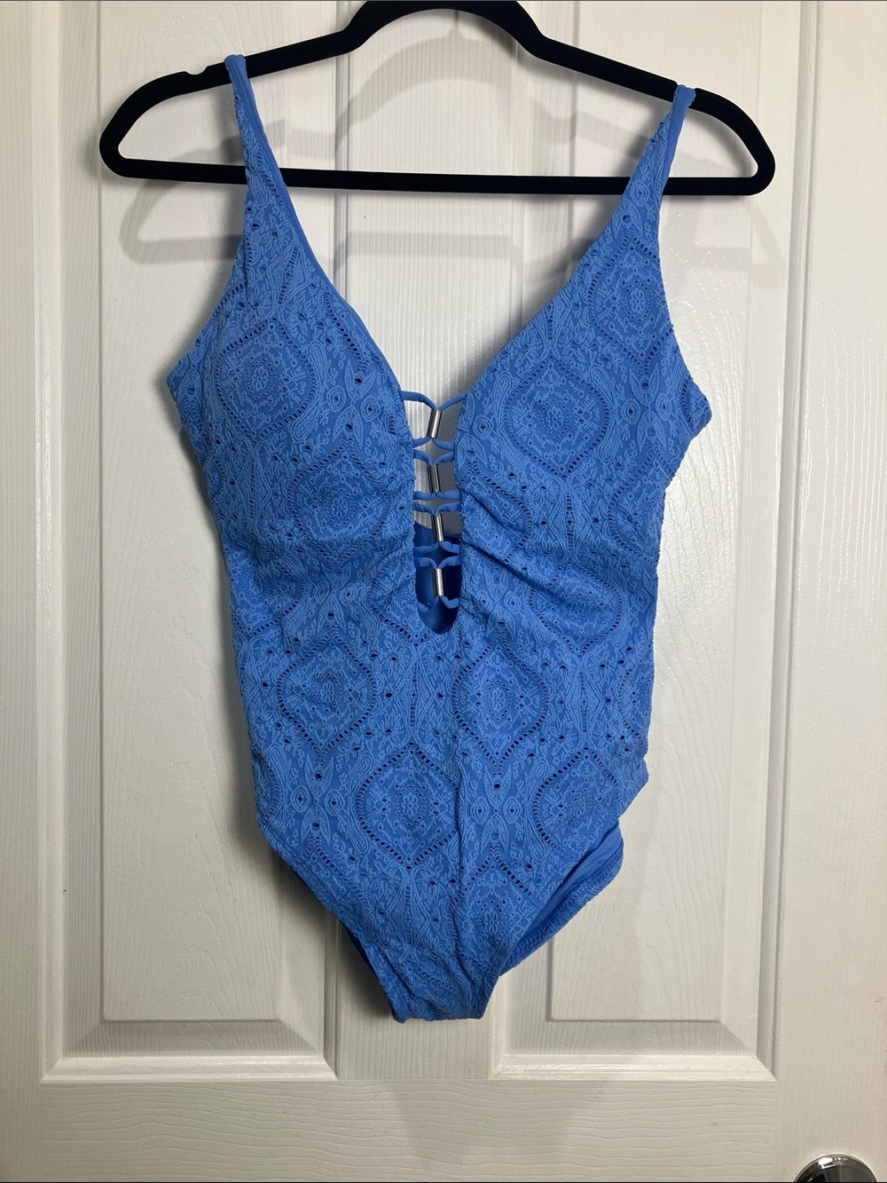 LA BLANCA Mantra Medallion Plunge One Piece, 10, Blue